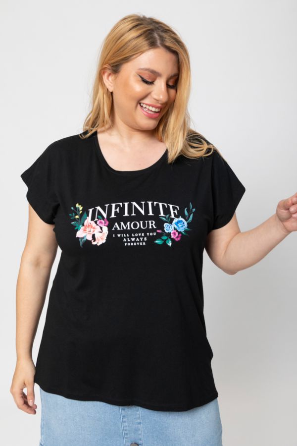 T-shirt με τύπωμα "Infinite Amour" σε μαύρο χρώμα σε μεγάλα μεγέθη  xl, 2xl,3xl,4xl