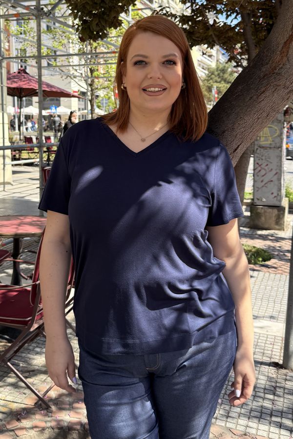 T-shirt με V λαιμόκοψη σε μπλε σκούρο χρώμα
