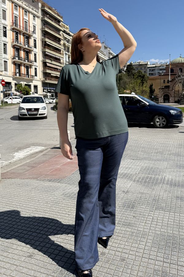 T-shirt με V λαιμόκοψη σε χακί χρώμα