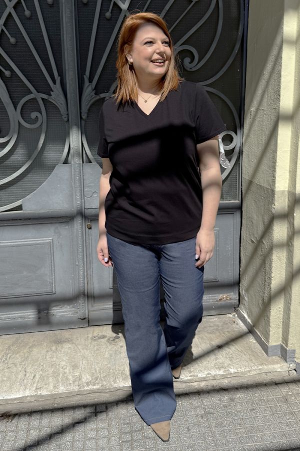 T-shirt με V λαιμόκοψη σε μαύρο χρώμα
