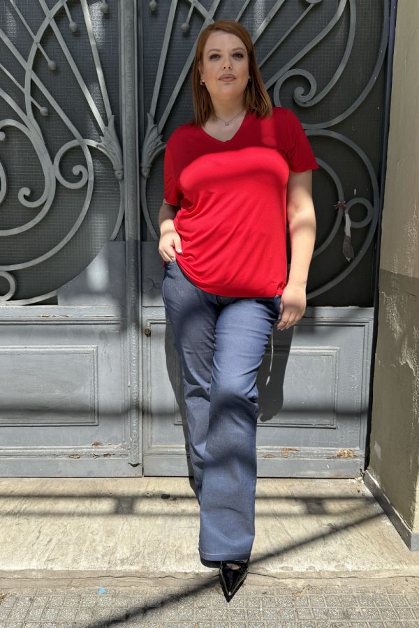 T-shirt με V λαιμόκοψη σε κόκκινο χρώμα