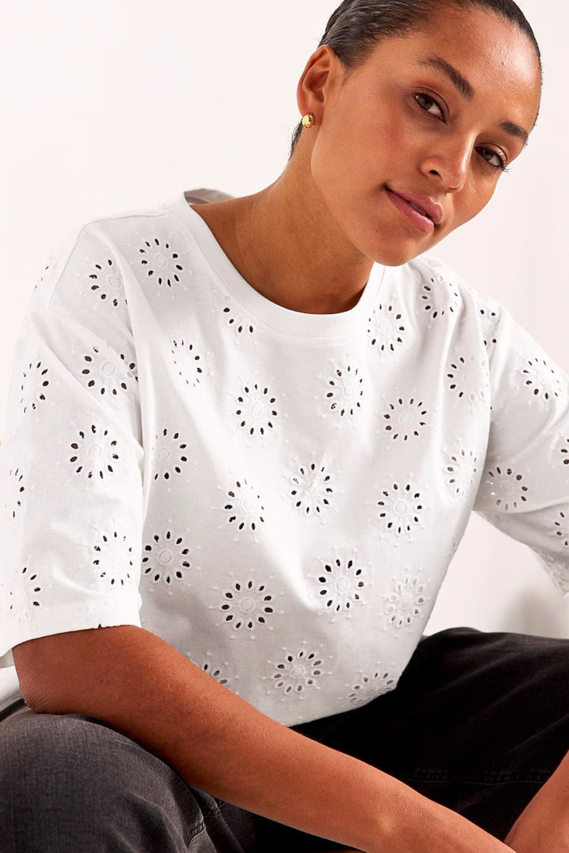 Μπλούζα με κοντά διάτρητα μανίκια εκρού χρώμα plus size